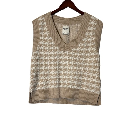Abercrombie & Fitch Jackets & Blazers - Abercrombie & Fitch Sweater Vest- houndstooth print Size Medium